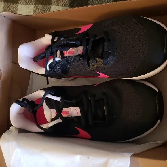 NIKE Revolution Girls Sneakers size 5y