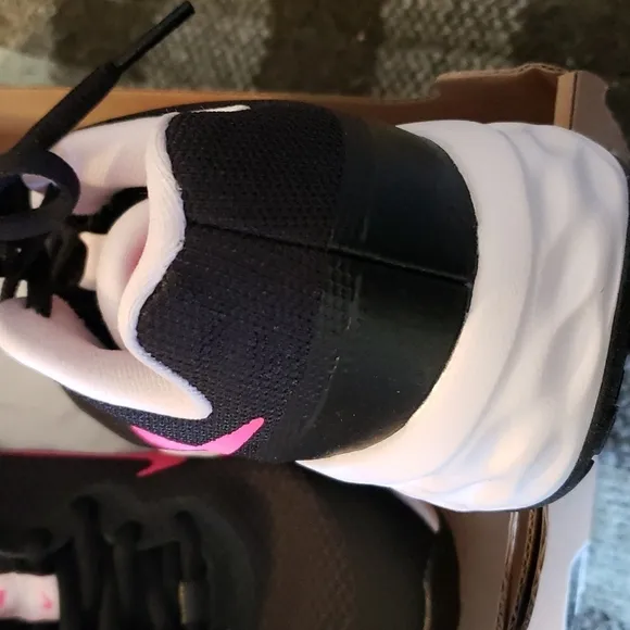 NIKE Revolution Girls Sneakers size 5y