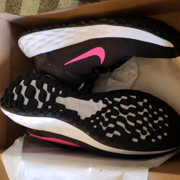 NIKE Revolution Girls Sneakers size 5y