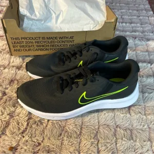 Nike Star Runner Boys Sneakers size 7Y
