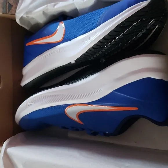 NIKE Star RunnerGirls Sneakers size 6Y