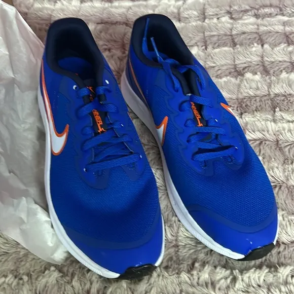 NIKE Star RunnerGirls Sneakers size 6Y