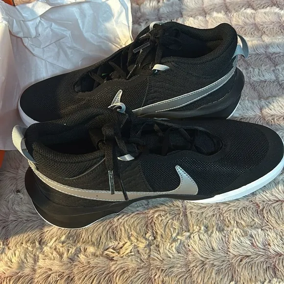 NIKE Team Hustle Sneakers size 7y