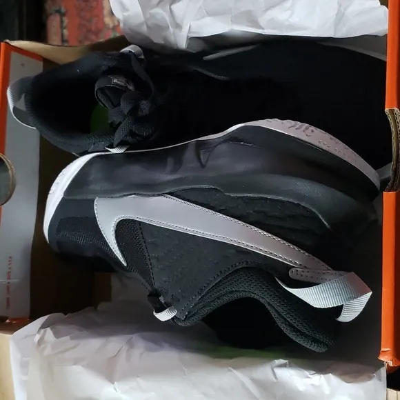 NIKE Team Hustle Sneakers size 7y