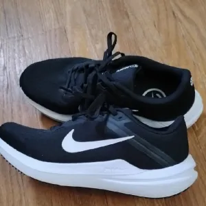 Nike Women's 7.5 - Winflow 10 Running Black and White Shoes