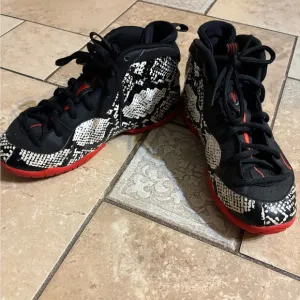 Nike Youth Albino Snakeskin sneakers 🏀 Excellent used condition.