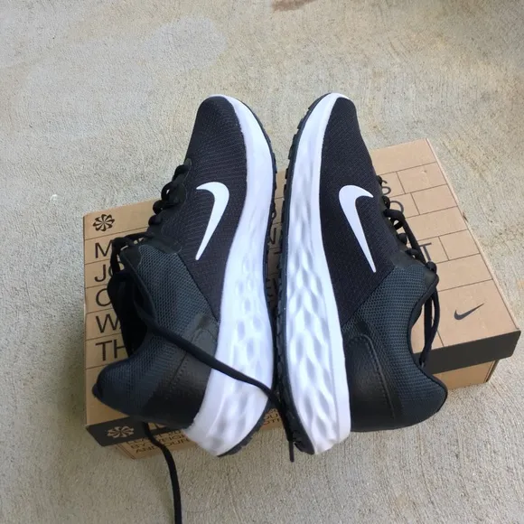 NWB Nike Revolution 6 Running Shoes