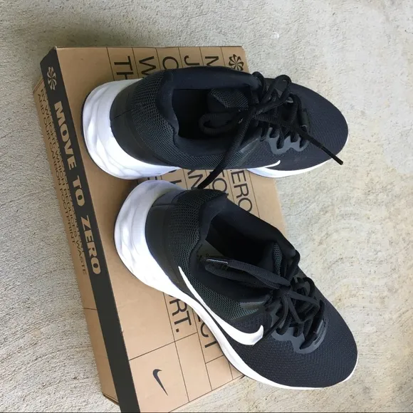 NWB Nike Revolution 6 Running Shoes