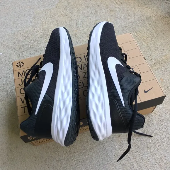 NWB Nike Revolution 6 Running Shoes