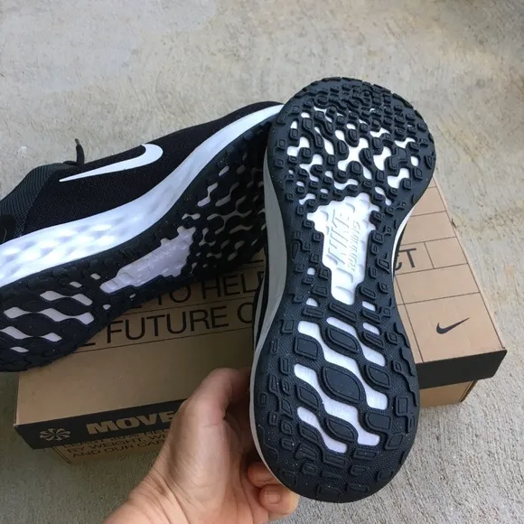 NWB Nike Revolution 6 Running Shoes