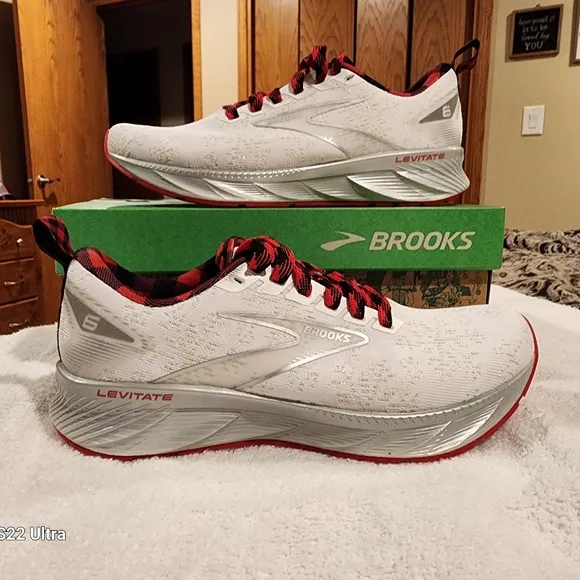 NWT Brooks NIB Levitate Running Shoes Sneakers White Red 6.5