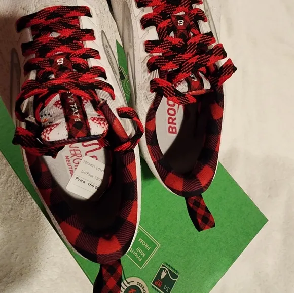 NWT Brooks NIB Levitate Running Shoes Sneakers White Red 6.5