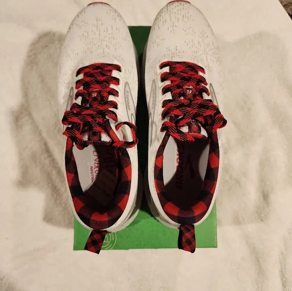 NWT Brooks NIB Levitate Running Shoes Sneakers White Red 6.5