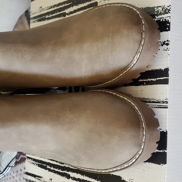 NWT Dolce Vita ladies Chelsea Boot sz 10