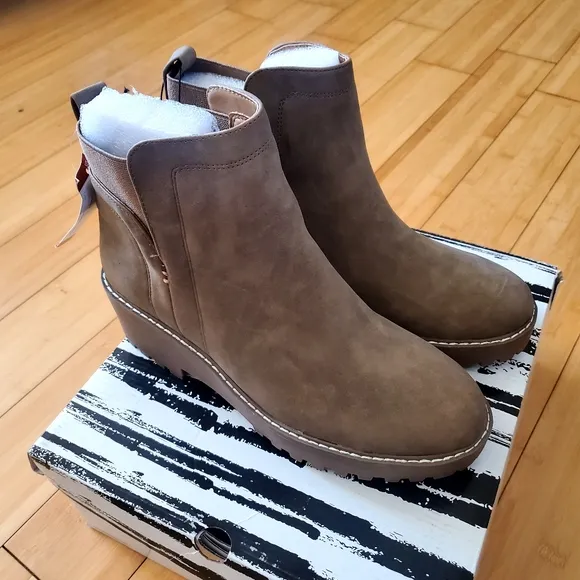 NWT Dolce Vita ladies Chelsea Boot sz 10