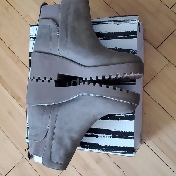 NWT Dolce Vita ladies Chelsea Boot sz 10