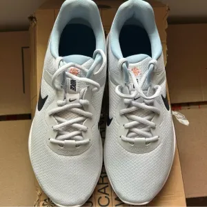 NWT Nike Revolution 6 NN 4E men’s running shoes (9.5)