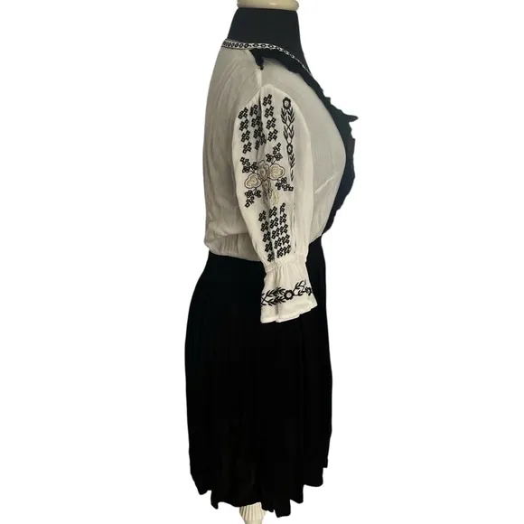 NWT Nisha Outi Cream Black Embroidered Crinkle Rayon Peasant Dress Lace Detail S