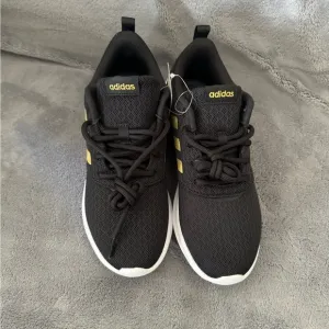 NWT Womens Adidas QT Racer 2.0 Running Shoes