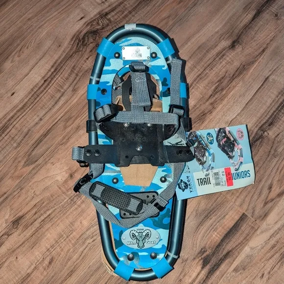 NWT. Youth size snow shoes size 7x16. Yukon Charlie's blue camouflage snowshoe