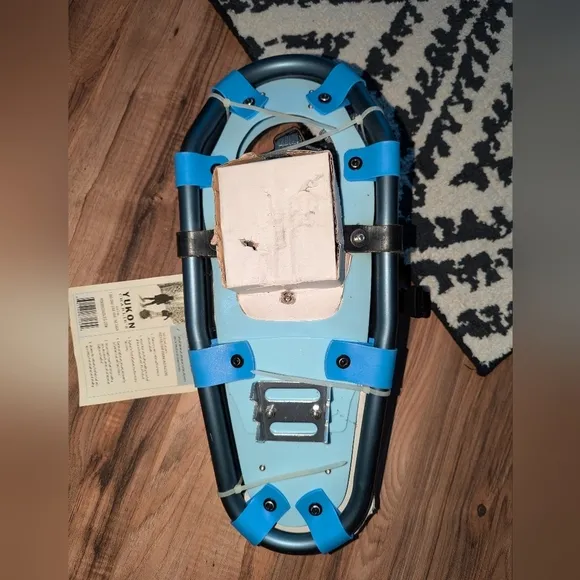 NWT. Youth size snow shoes size 7x16. Yukon Charlie's blue camouflage snowshoe