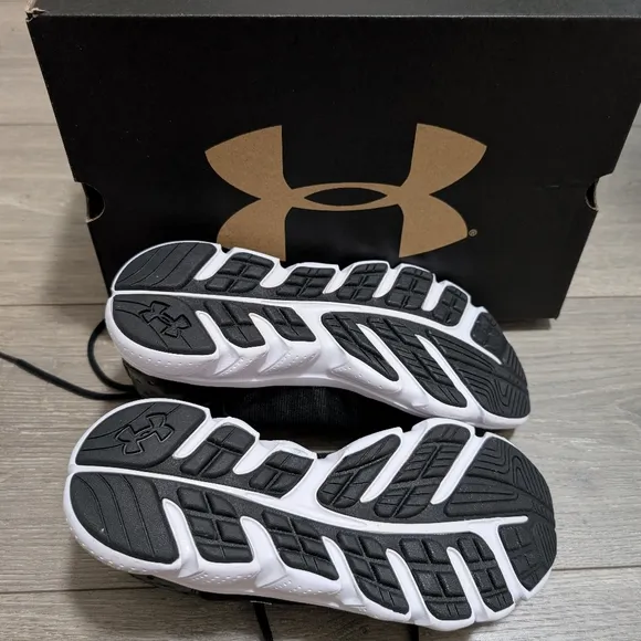NWT•Under Armour BGS Micro G Assert 6 Black &amp; White Sneakers•Boys 5Y•1266318-001