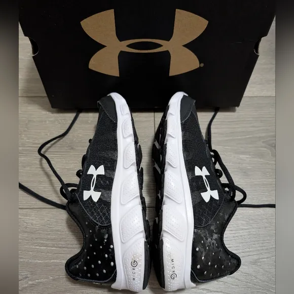 NWT•Under Armour BGS Micro G Assert 6 Black &amp; White Sneakers•Boys 5Y•1266318-001