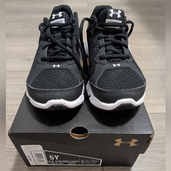 NWT•Under Armour BGS Micro G Assert 6 Black &amp; White Sneakers•Boys 5Y•1266318-001
