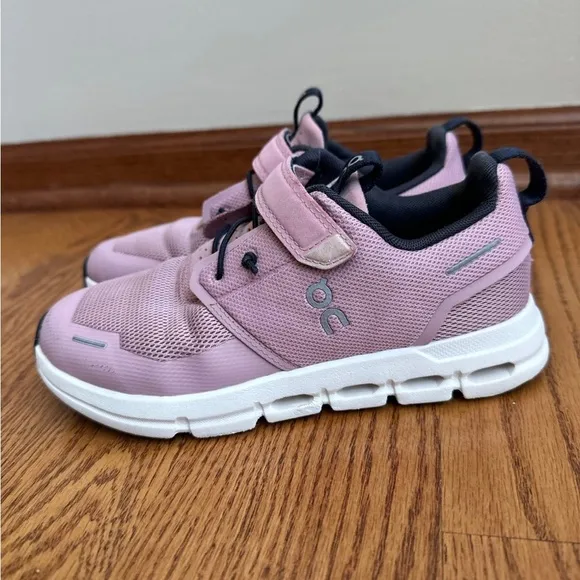 On Cloud Play Shoes Girls Size 2