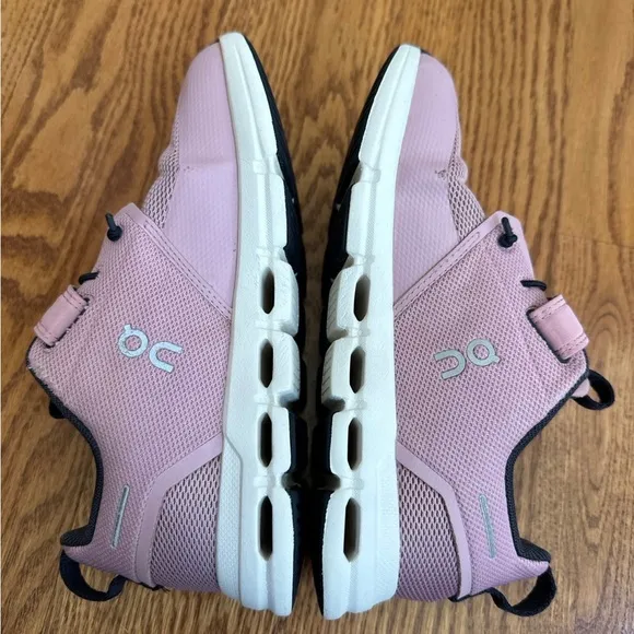 On Cloud Play Shoes Girls Size 2