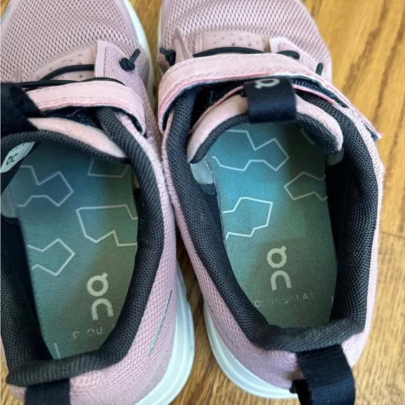 On Cloud Play Shoes Girls Size 2