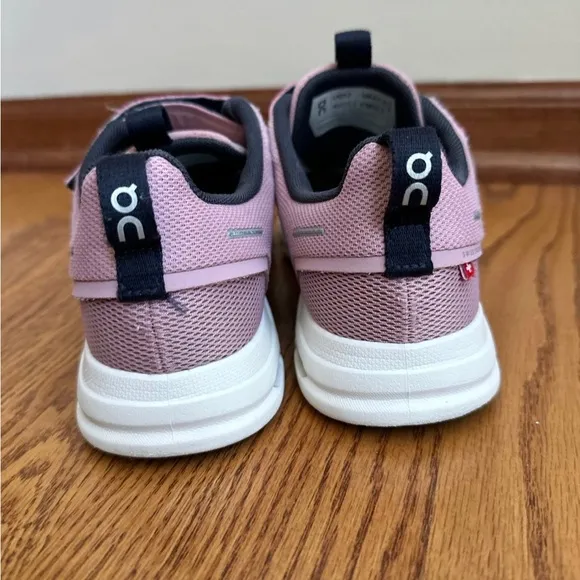 On Cloud Play Shoes Girls Size 2