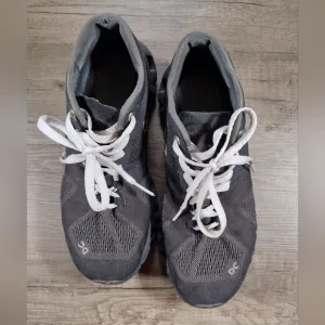On Cloud Swiss Engineering Women's Sz 8 Black Running Shoes Sneakers.