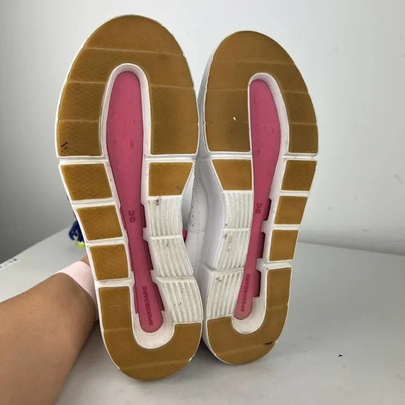 On Running The Roger Advantage Shoes Womens Size: 8