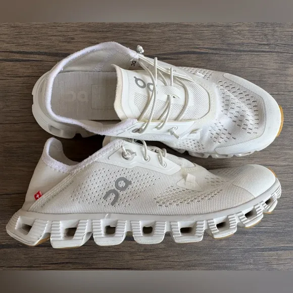 On Running women’s cloud coast White Running Shoes size 6.5