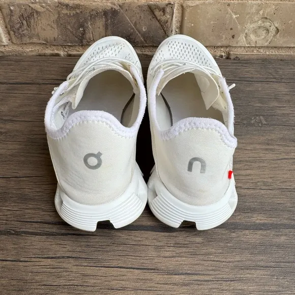 On Running women’s cloud coast White Running Shoes size 6.5