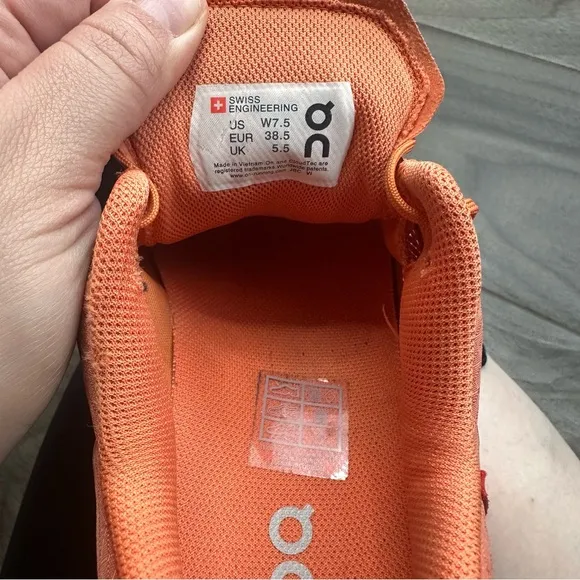 On Running Women’s Size 7.5 Athletic Shoes