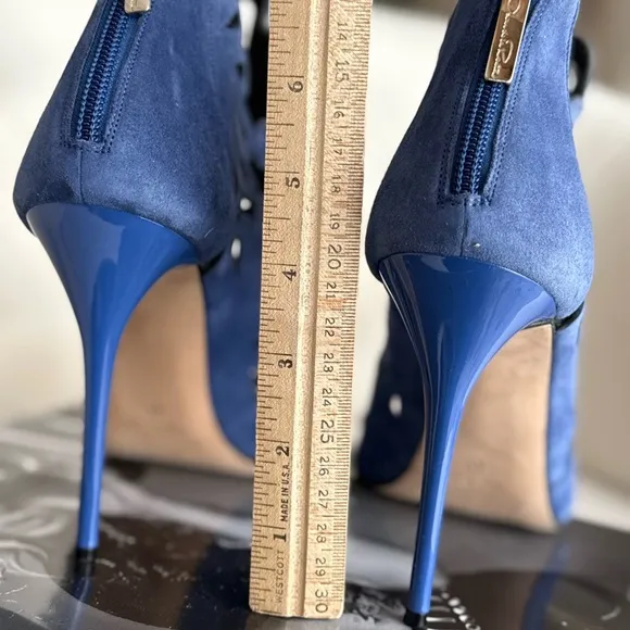 Oscar De La Renta Elegant Blue Stiletto Heels laser cut floral cut fancy formal