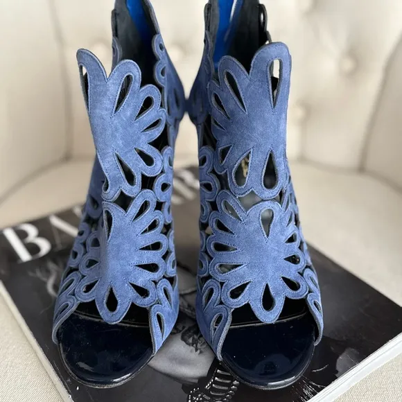 Oscar De La Renta Elegant Blue Stiletto Heels laser cut floral cut fancy formal