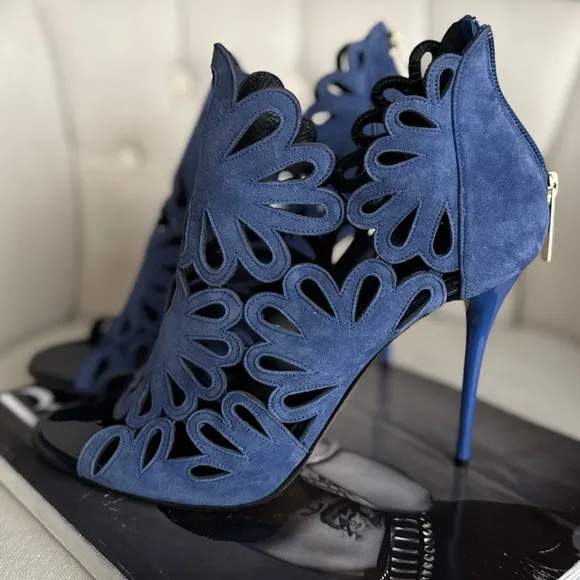Oscar De La Renta Elegant Blue Stiletto Heels laser cut floral cut fancy formal