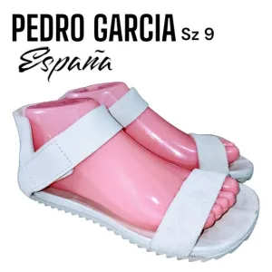 PEDRO GARCIA 9 White Suede Quarter Back Fussbett Artisinal Serrated Sole Sandals