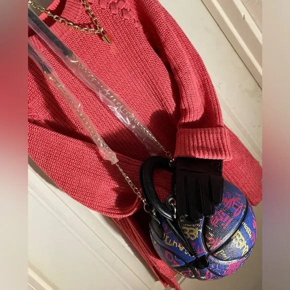 Pretty salmon color, bag and necklace.​​ Shoes not included!​​