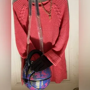 Pretty salmon color, bag and necklace.​​ Shoes not included!​​