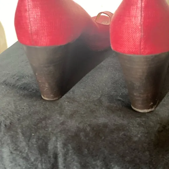 Red peep toe casual shoes