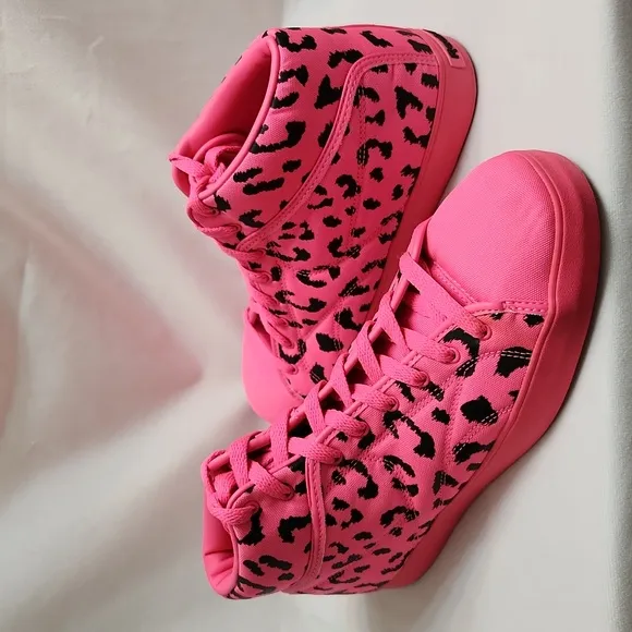 Reebok T-RAWW Tyga Hightop Neon Pink and Black sneakers (mens size 9)