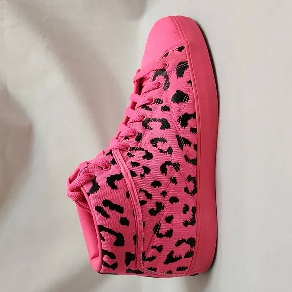 Reebok T-RAWW Tyga Hightop Neon Pink and Black sneakers (mens size 9)