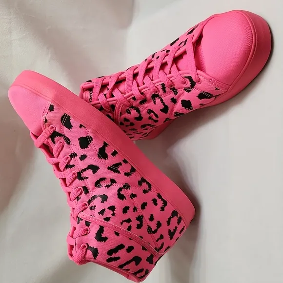 Reebok T-RAWW Tyga Hightop Neon Pink and Black sneakers (mens size 9)