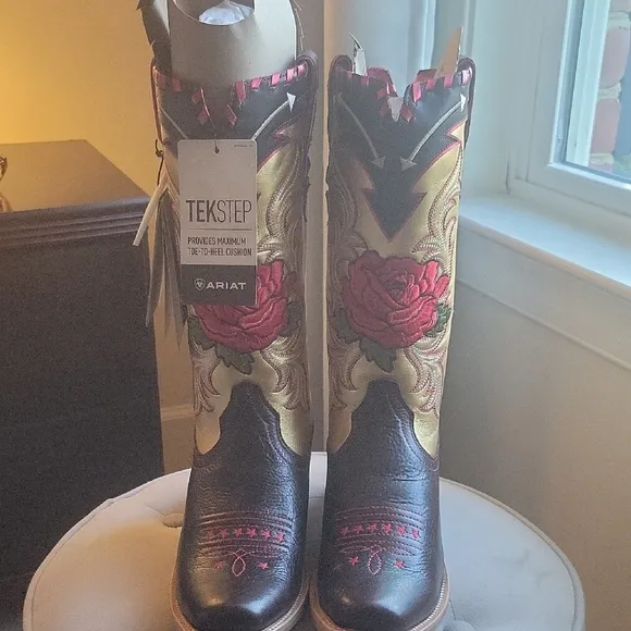 Rodeo Quincy X Ariat Futurity Boot. 9.5 Black and Gold Boots with Red Rose