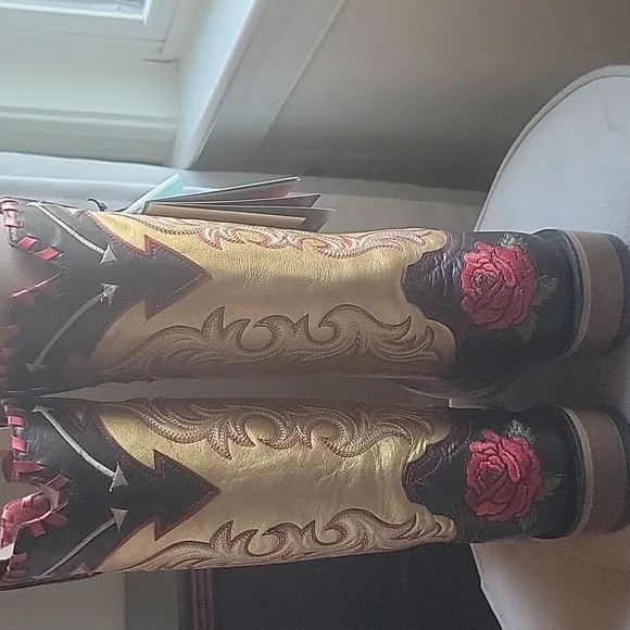 Rodeo Quincy X Ariat Futurity Boot. 9.5 Black and Gold Boots with Red Rose