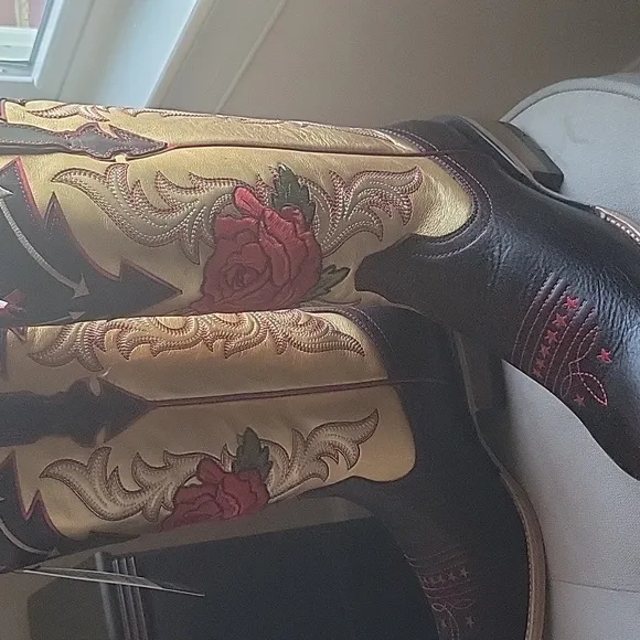 Rodeo Quincy X Ariat Futurity Boot. 9.5 Black and Gold Boots with Red Rose
